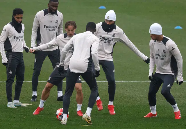 নেইমার, এমবাপ্পে ও মেসি। পিএসজিতে যখন সতীর্থ ছিলেন তাঁরা